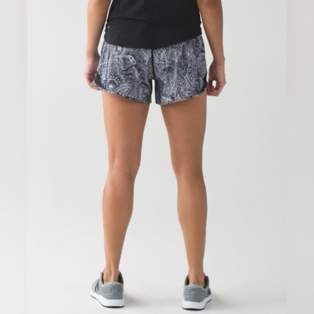 Lululemon Hotty Hot Short (Long)Mini Antique Paisley White Black / Black size 8 - Picture 3 of 10